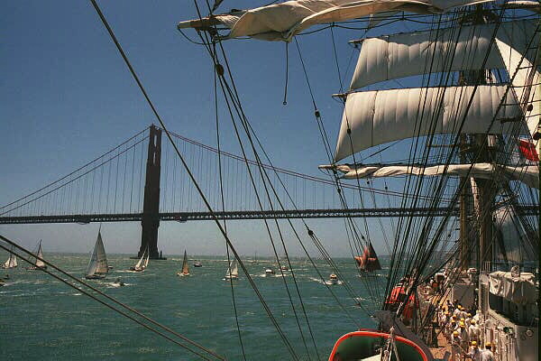 Kaiwo Maru approaching the Golden Gate Bridge in 1999.